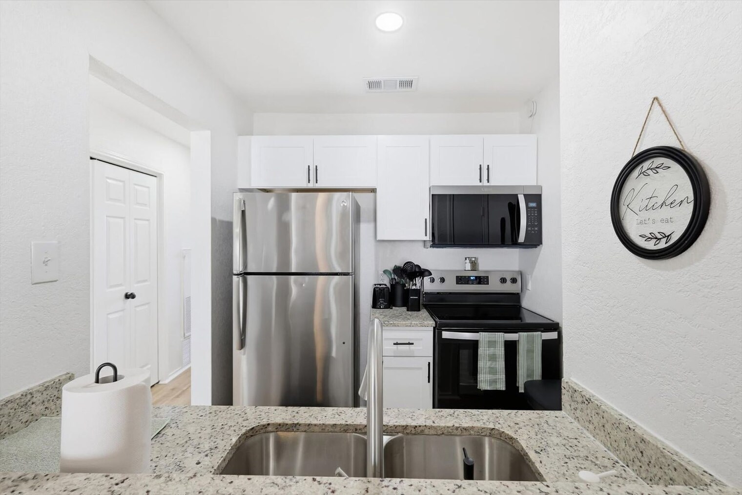 Building Photo - 2160 E Arkansas Ln