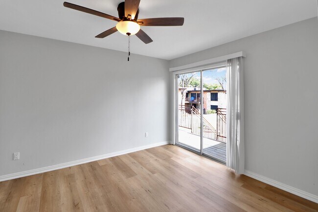 Building Photo - 7047 Bissonnet St