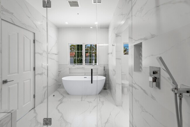 Primary on-suite bathroom - 321 S Swall Dr