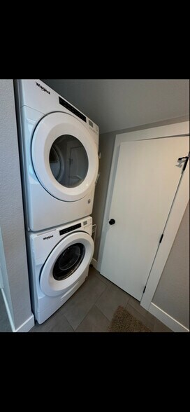 Building Photo - 4327 1/2 Wolff St