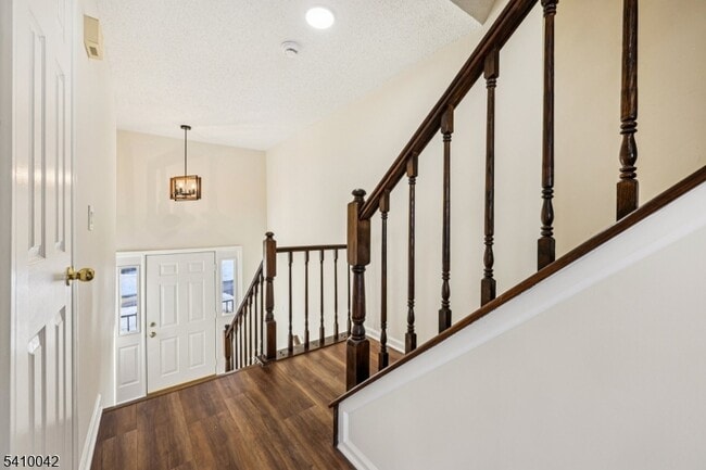 Building Photo - 1075 Ash Dr