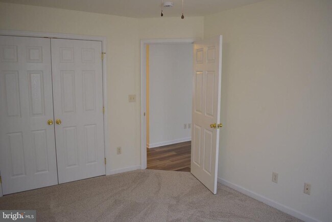 Building Photo - 2752 Roosevelt Dr