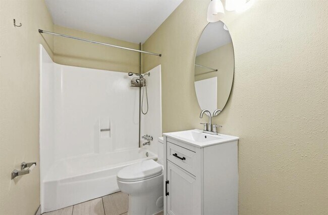Building Photo - 2124 Burton Dr