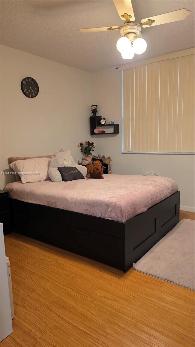 Building Photo - 750 NE 199th St