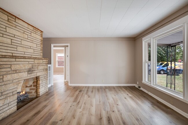 Building Photo - 3 Bed 1 Bath with a BONUS room!