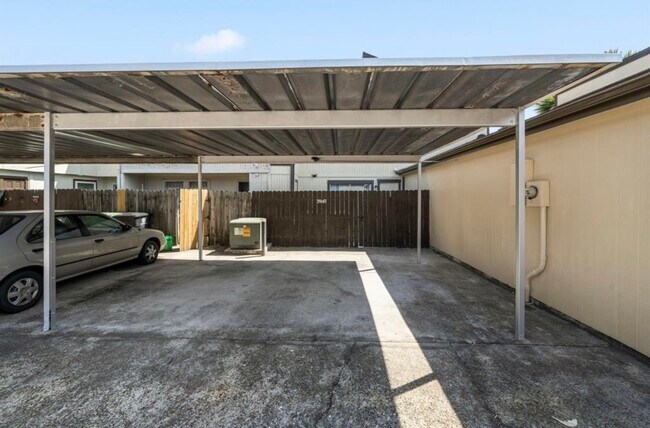 Building Photo - 7847 Green Lawn Dr