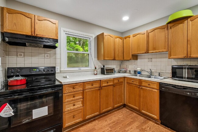 Building Photo - Charming and updated single-family home in a convenient Woodbridge location!