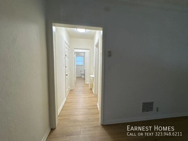 Building Photo - 127 N Doheny Dr