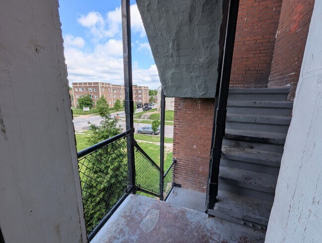 Building Photo - 5572 Clemens Ave