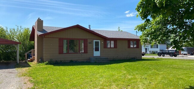 Building Photo - 4 - bedroom home close to Stateline