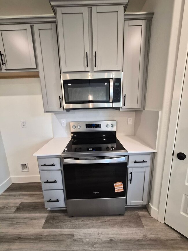 Building Photo - Large 4-Bedroom, 3-Bath Home