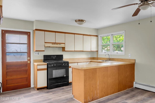 Building Photo - Short distance to beaches, shopping and pa...