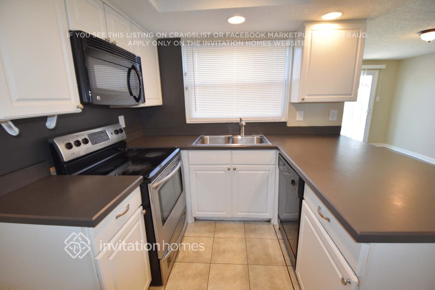 Building Photo - 1705 Village Ct