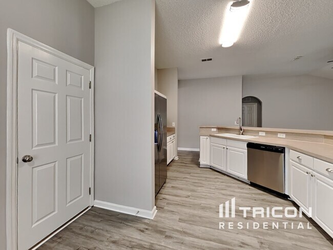 Building Photo - 844 MacKenzie Cir