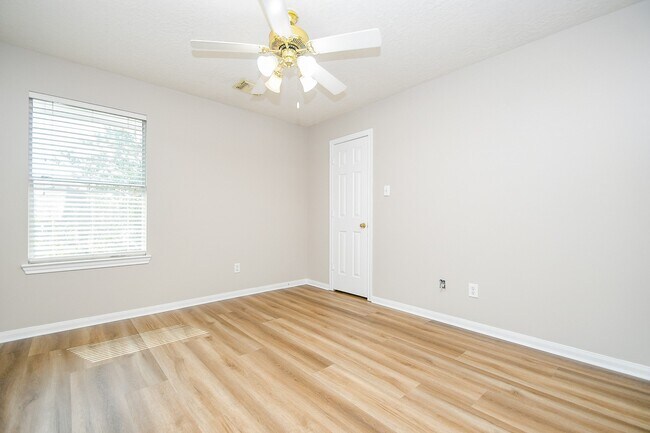 Building Photo - 1126 Eastbourne Ln