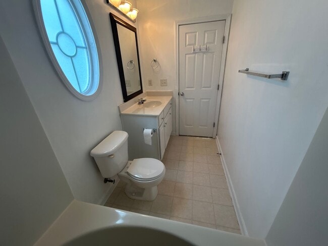 Building Photo - 2 Bed | 2.5 Bath End Unit Townhome in Rale...