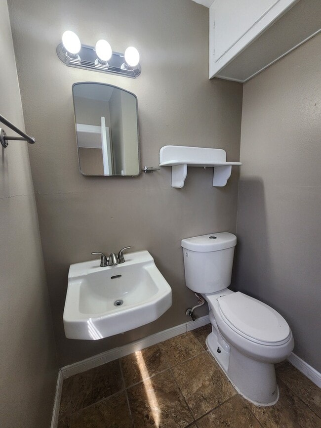 Building Photo - 3 bed 2 bath 1 car garage