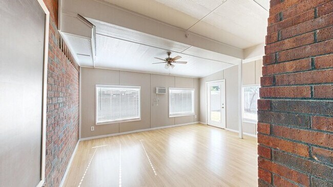 Building Photo - 3 bed 2 bath home, 2 car garage