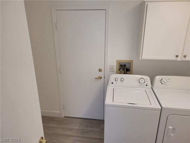 Building Photo - 9605 Sundial Dr