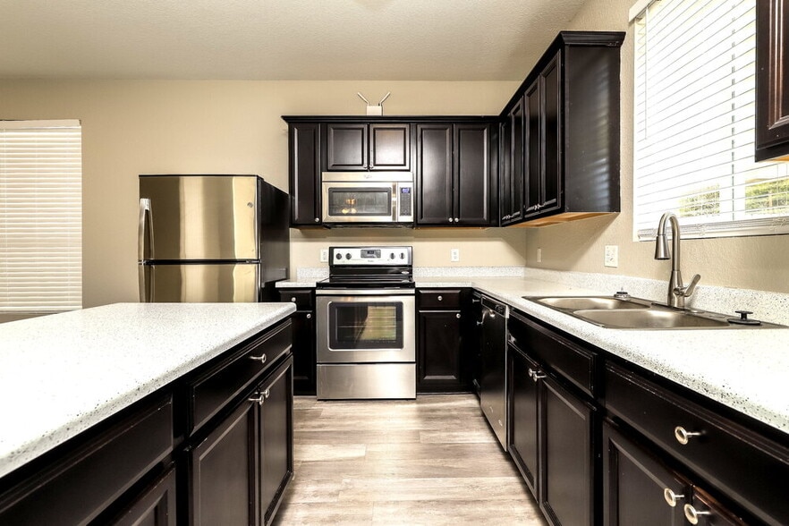 Building Photo - 10210 Castello Cyn