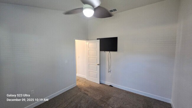 Building Photo - Warm & Inviting Home