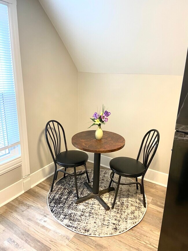 Building Photo - 612 1/2 E Chestnut St