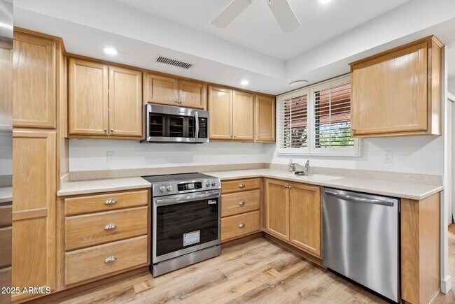 Building Photo - 12433 W Fieldstone Dr