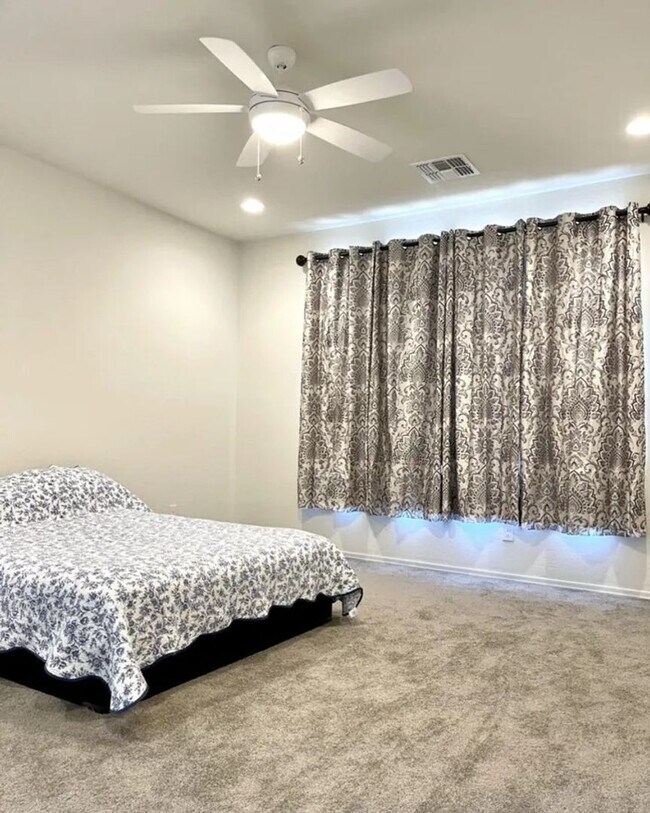 Building Photo - 2022 Built Single-Level 4Bedrooms/3Baths Stunning Home!!