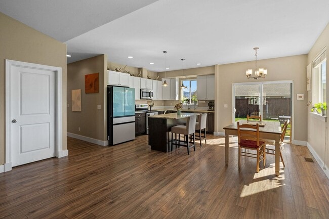 Building Photo - Gorgeous 4 Bedroom Home in Ryen Glenn