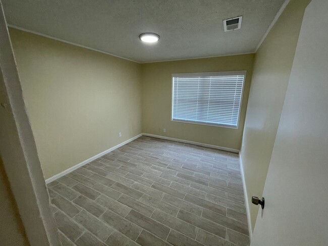 Building Photo - Like New 3 Bedroom Home in Sunset Acres!