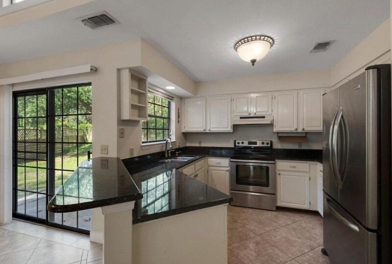 Building Photo - 2014 Mistral Ln E