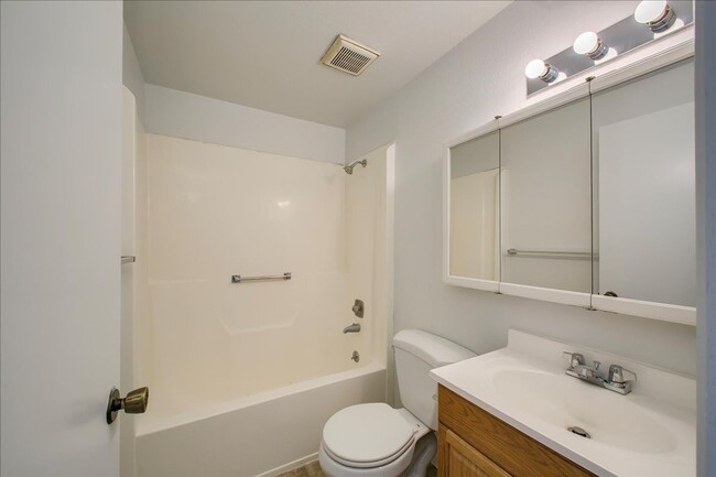 Building Photo - Charming 2 Bed, 1 Bath Duplex – Prime Bois...