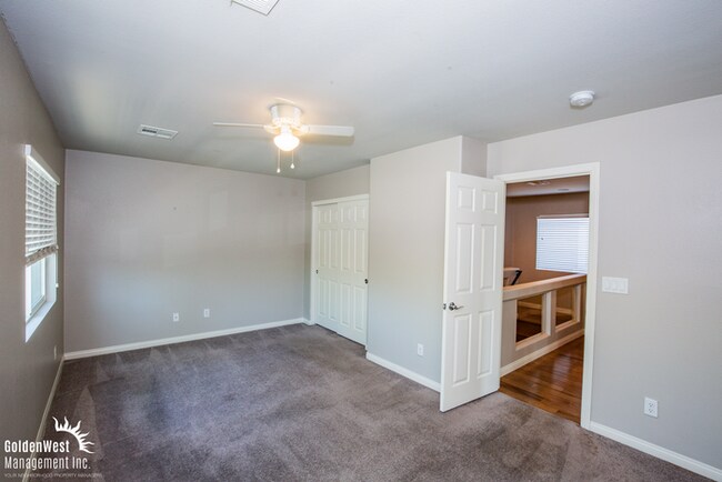 Building Photo - Gorgeous 4Bdm 2.5Ba Two-Story Home in Sout...