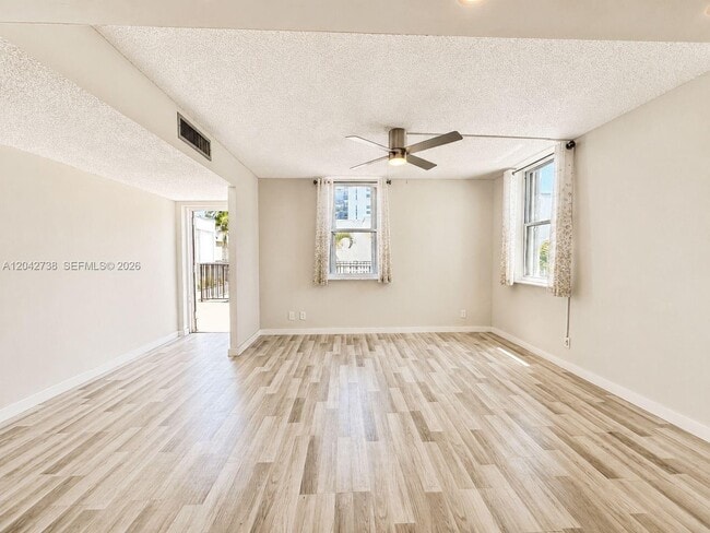 Building Photo - 20200 W Country Club Dr