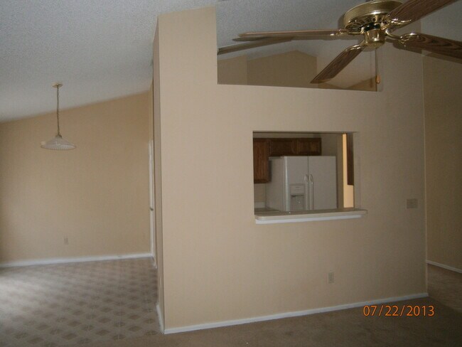 Building Photo - 3/2 Single Family Home with EXTRA Large Backyard