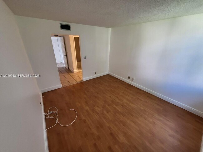 Building Photo - 9440 Live Oak Pl