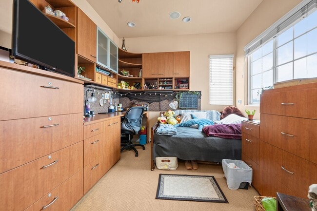 Building Photo - Expansive estate style home - 5 minute drive to SDSU!