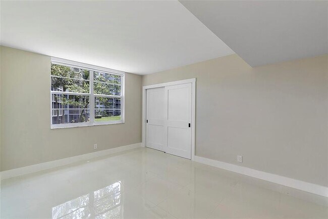 Building Photo - 605 Oaks Dr