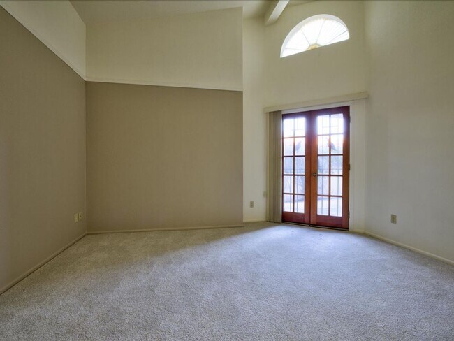Building Photo - 3 Bedroom 2 Bathroom with Community Pool!!
