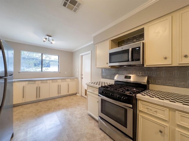 Building Photo - 13004 Campos Dr