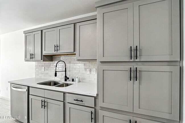 Building Photo - 941 Sandhurst Pl