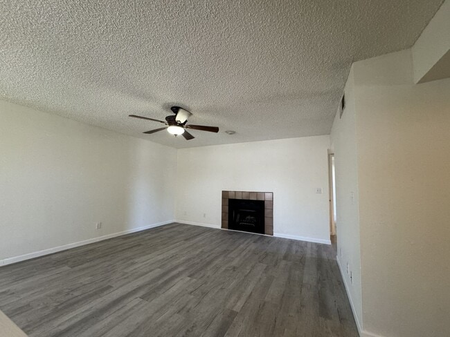 Building Photo - 850 S River Dr