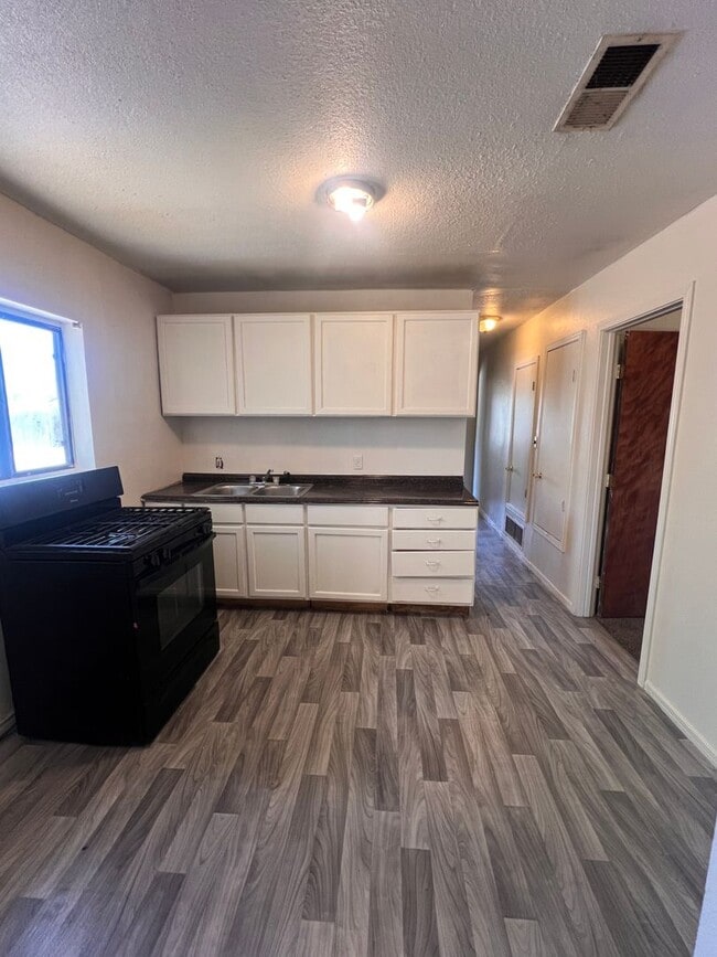 Building Photo - Winter Special! Half off first months rent!!