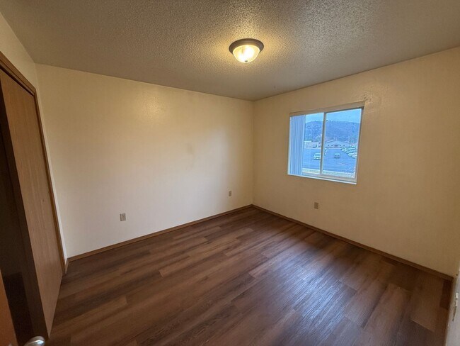 Building Photo - Your Cozy 2BR Retreat in the Heart of Prairie du Chien!