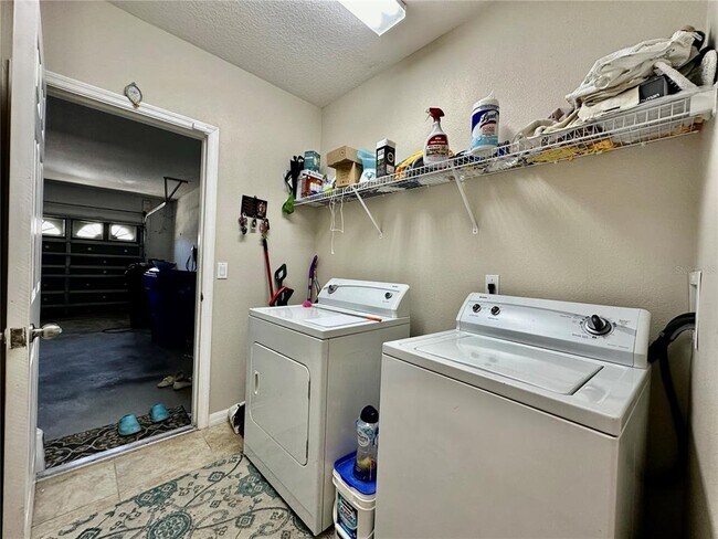 Building Photo - 1947 Fairway Loop