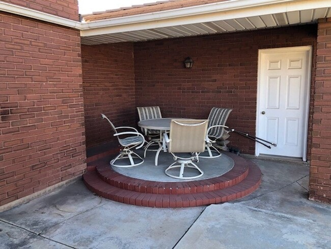 Building Photo - Awesome Shadowbrook Townhome in the Center of it all!