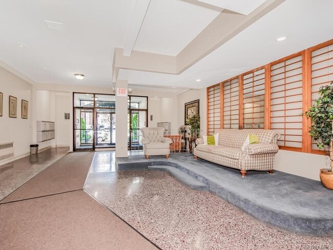 Building Photo - 10 Lake St