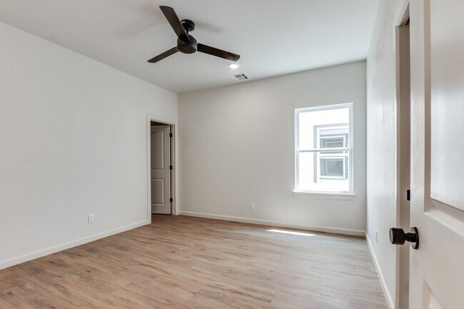 Building Photo - Urban living in Edmond