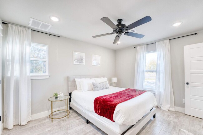 Building Photo - 214 NW L St