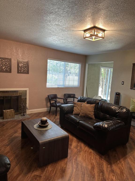Building Photo - 6601 Lindbrook Way